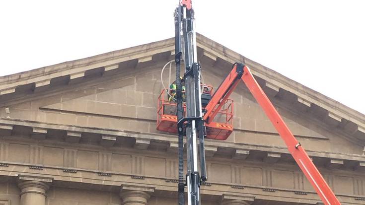 Ereinotz kororik gabeko Nafarroako armarria jarri dute Nafarroako Jauregian