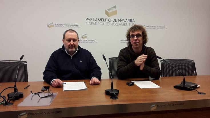 Ikur frankistak kentzen ez dituztenei "zigorra" ezartzeko proposamena