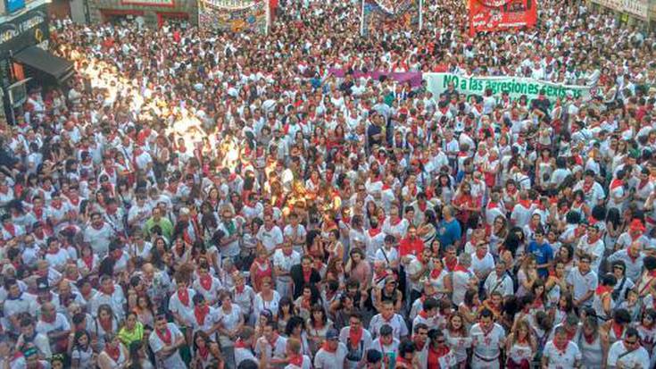 Eraso sexista salatu dute ehunka herritarrek Udaletxe plazan