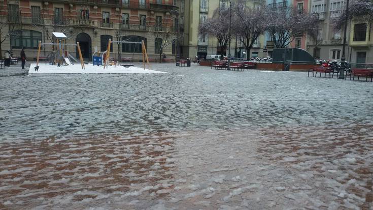 Elurrak Iruñerria zuritu du goizean goizetik