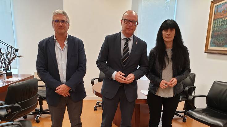 Ikasleen euskarazko ahozko adierazpena hobetzeko hitzarmena sinatu dute Hezkuntzak eta AEK-k