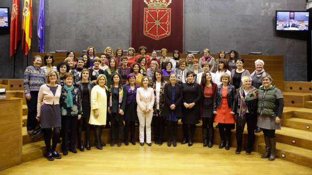 Parlamentario izaniko 98 emakumeei omenaldia egin diete Parlamentuan