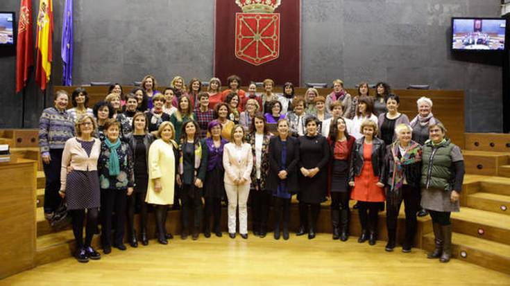 Parlamentario izaniko 98 emakumeei omenaldia egin diete Parlamentuan