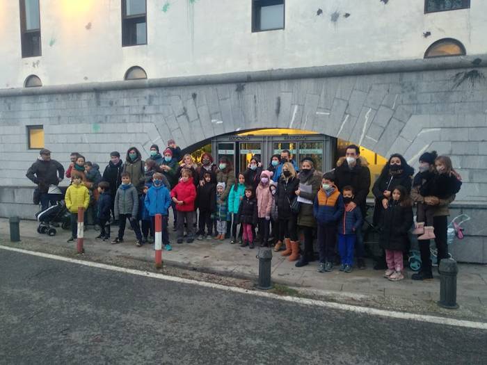 Eskola-garraioaren egoeraren aurrean "eskola eredu berria" aldarrikatu du Sortzenek