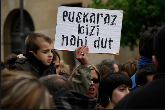 Euskara sustatzeko planaren oinarriak aurkeztu ditu Iruñeko Udalak