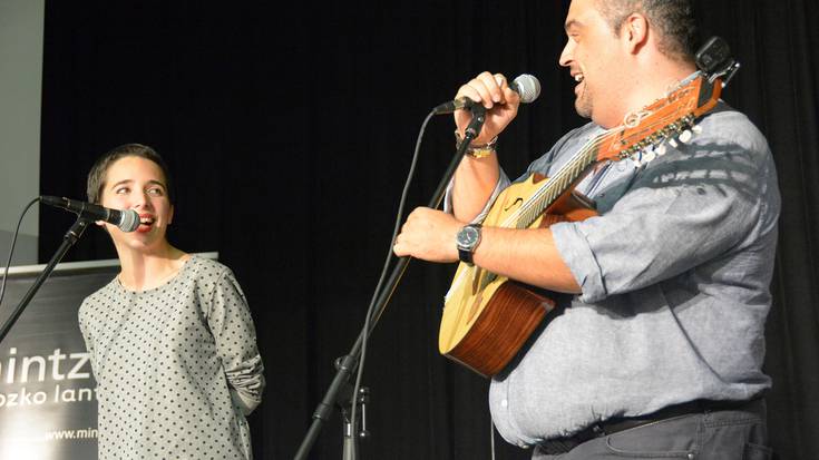 Kurdistan, Sardinia eta Kataluniako inprobisatzaileak Soto eta Amuriza bertsolariekin, Kafe Zentral-en