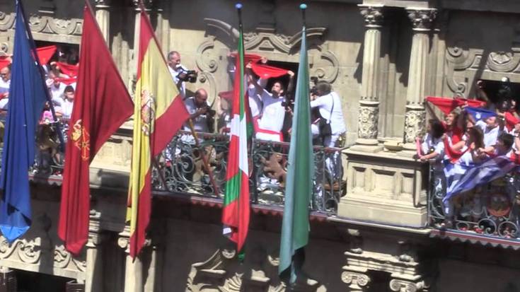 Ikurrina jartzea "lege iruzurra" dela dioen sententziaren aurka helegitea aurkeztuko du Iruñeko Udalak