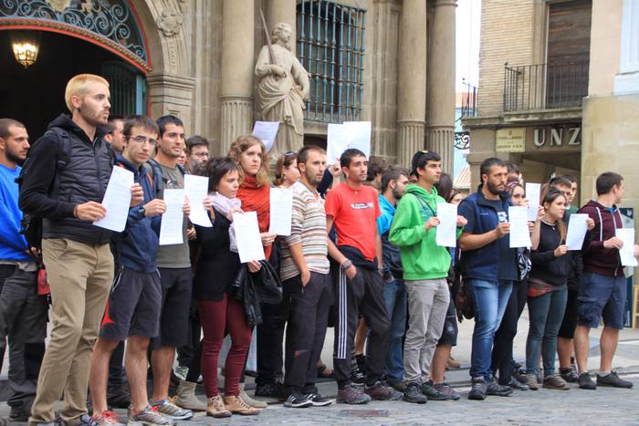 Herri Sanferminak plataformak sanferminetan 3.000 euroko isunak jaso zituela salatu du