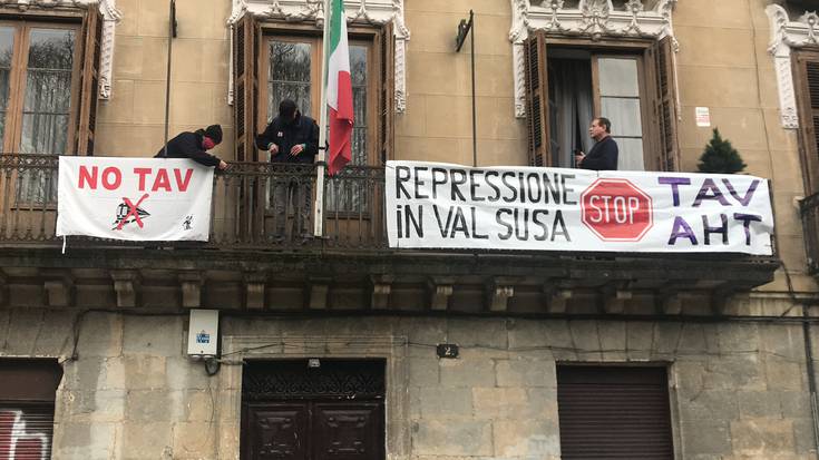 Val di Susarekin elkartasunean protesta egin du Mugitu!k Italiako kontxuletxean