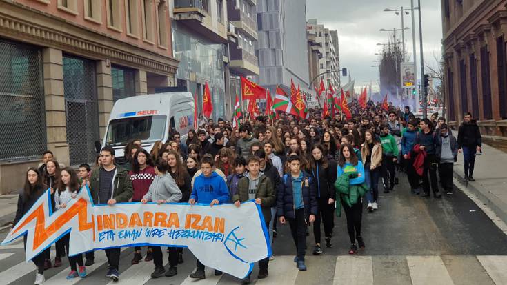 Ikasleak kalera atera dira hezkuntza sistema propioa eskatzeko