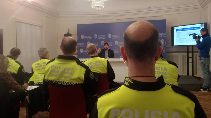 “Komunitate polizia”  Sanduzelain, Donibanen eta Etxabakoitzen ezarri eta gainontzeko auzoetara zabalduko dute