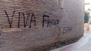 'Viva Franco y España' idatzirik topatu dute Beterri peñako kideek haien egoitzako pareta