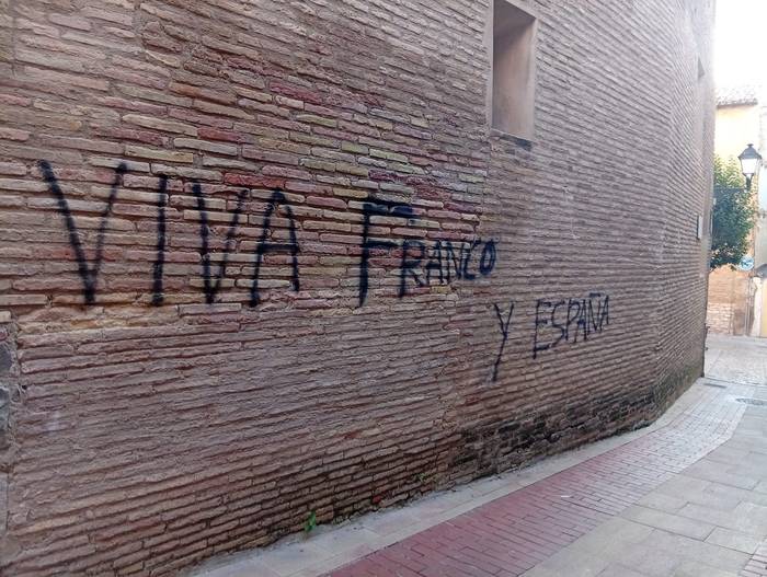 'Viva Franco y España' idatzirik topatu dute Beterri peñako kideek haien egoitzako pareta