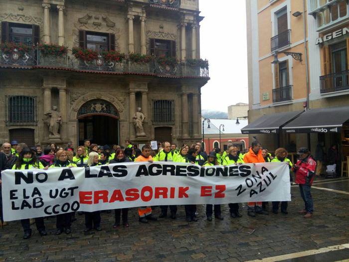 Eremu urdineko langileak bi orduko lanuztea egiten ari dira