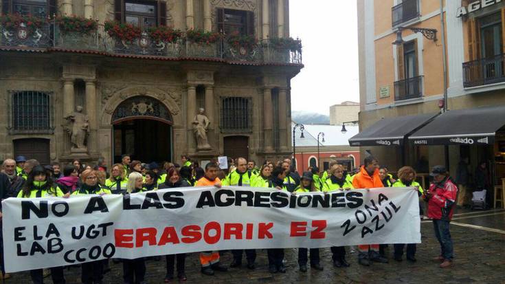 Eremu urdineko langileak bi orduko lanuztea egiten ari dira