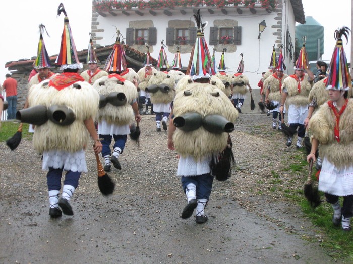 Iturengo inauterietan "erasoak eta irainak" salatu dituzte hainbat kamerarik