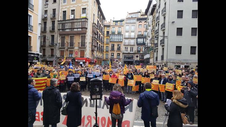 Elkarretaratzeak deitu dituzte herriz herri Kataluniaren kontrako epaia salatzeko