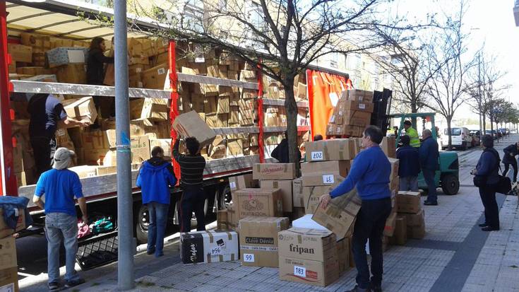 Errefuxiatuentzat kamioi bete laguntza