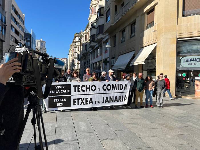 Adingabeak dituzten sei familia "kalean bizirauten" ari direla salatu dute zenbait kolektibok