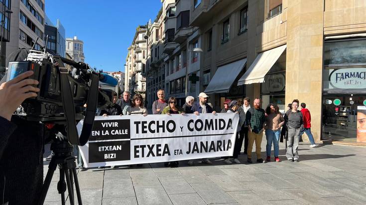 Adingabeak dituzten sei familia "kalean bizirauten" ari direla salatu dute zenbait kolektibok