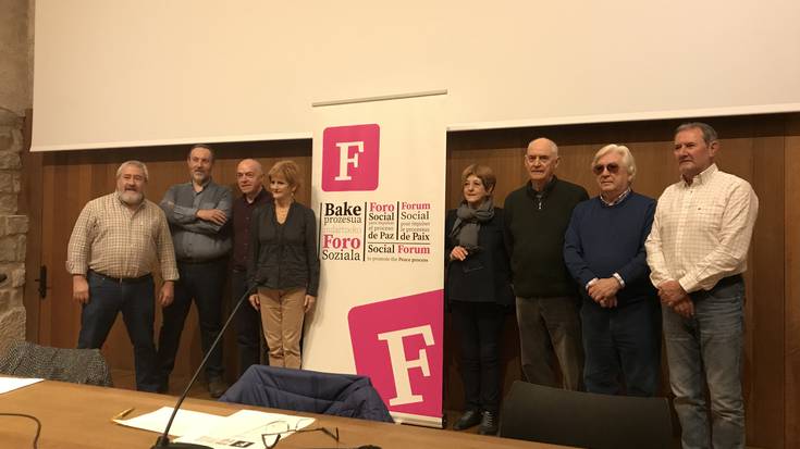 Indarkeria desberdinen biktimen arteko mahai-ingurua, asteartean, parlamentuan