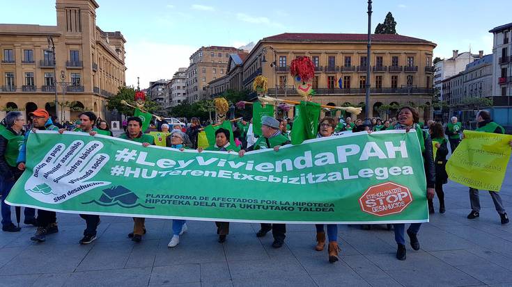 Etxebizitza publiko eta sozialen eskaintza "ez da nahikoa" Hipotekek Kaltetutakoen Plataformarentzat