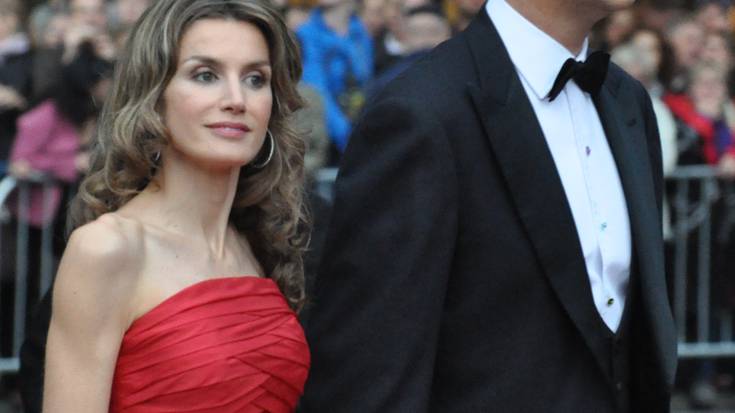 Espainiako errege erreginekin bazkaltzea "normala" dela esan du Barkosek