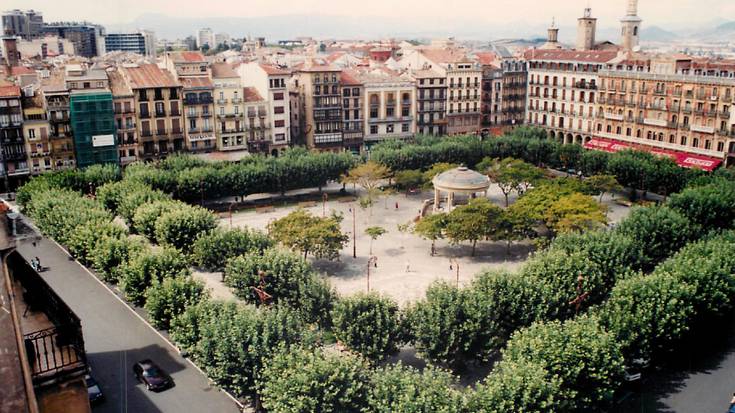 Gazteluko plaza: hamabost urte lurra altxatu zutenetik