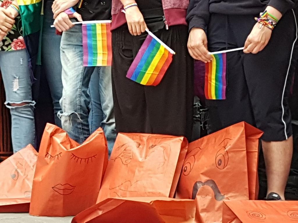Parlamentuak aho batez gaitzetsi du Iruñerrian izandako eraso transfoboa