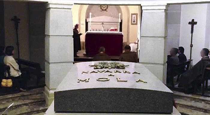 Erorien monumentuan altxamenduarekin lotutako ospakizunak debekatzeko eskatu du Nafarroako Parlamentuak