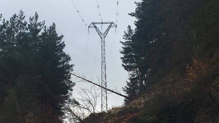 Haizeak argirik gabe utzi du Izaba