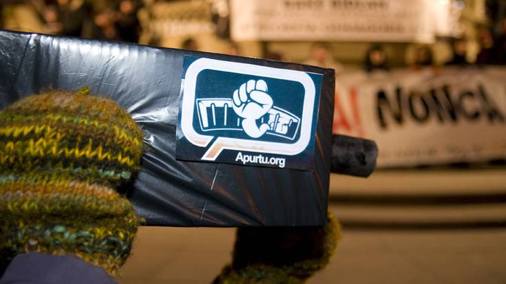 Orain dela bost urte itxi zuten Apurtu.org webgunea