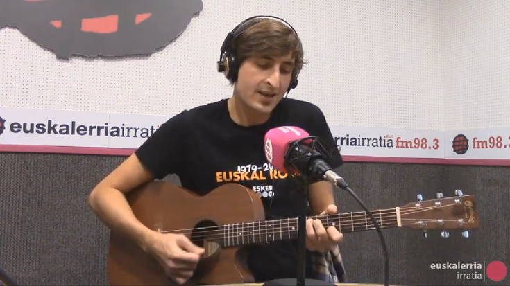 'dUAL' diskoa aurkeztu du Tristtan Mourguy kantariak, Irrintzi Plazan, zuzenean