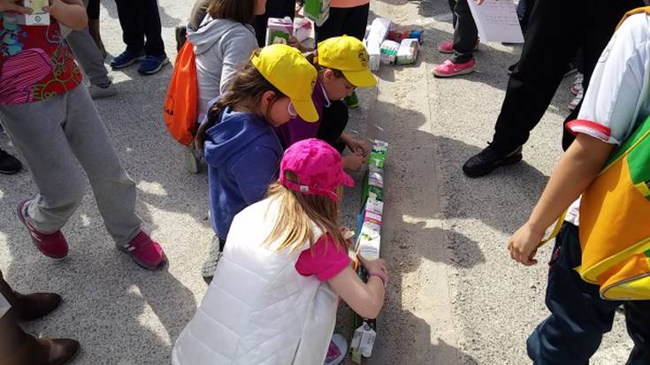 Sarrigurengo haurrek eskola berria eraiki dute kartoizko kutxekin