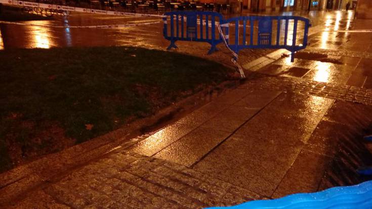 Iruñeko Gazteluko Plazako zoruaren zati bat hondoratu da