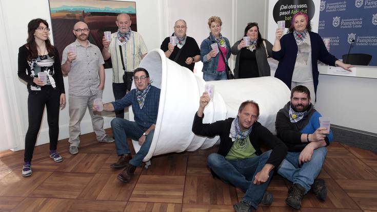 Edalontzi erabilgarriak Iruñea guztira zabalduko dituzte Jai Batzordeak eta udalak