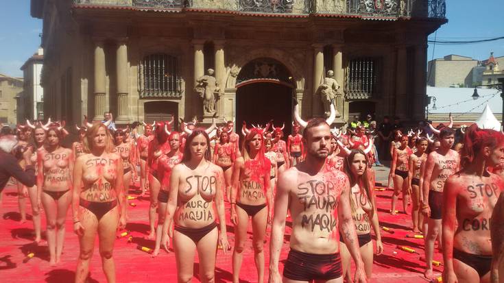 PETAk 250.000 euro eskaini dizkio Iruñeari, entzierroak bertan behera behin betiko uztearen truke