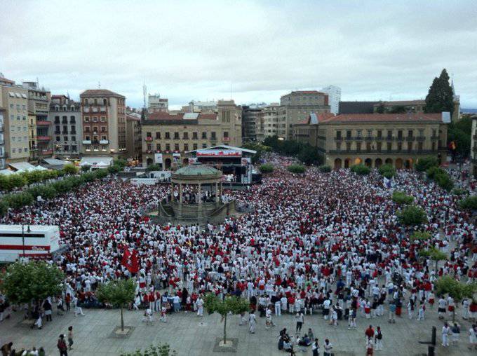 Navarra Sumak araudia urratu zuen iazko sanferminetan Gazteluko Plazan 10 barra jartzean