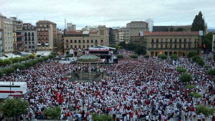 Navarra Sumak araudia urratu zuen iazko sanferminetan Gazteluko Plazan 10 barra jartzean