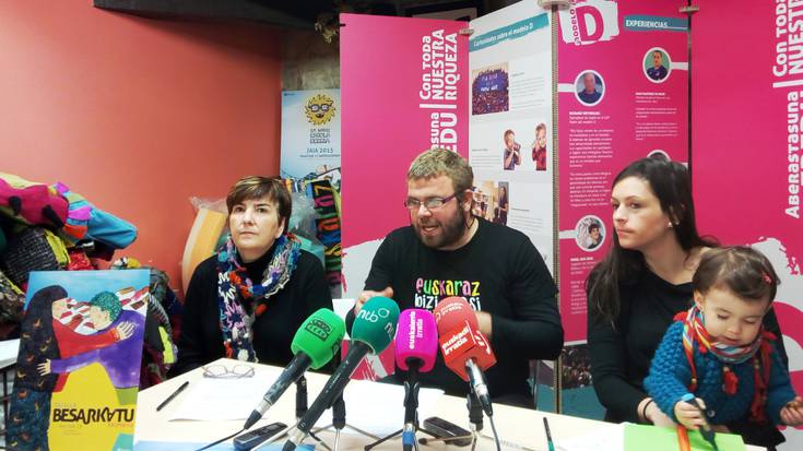 Elkarren arteko besarkada, D ereduaren hedatzea ospatzeko