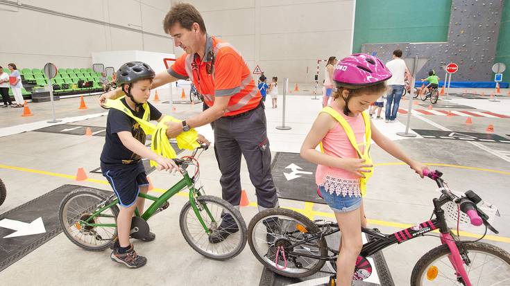 Argiak eta eskuorriak banatuko dizkiete txirrindulariei prebentzio kontroletan