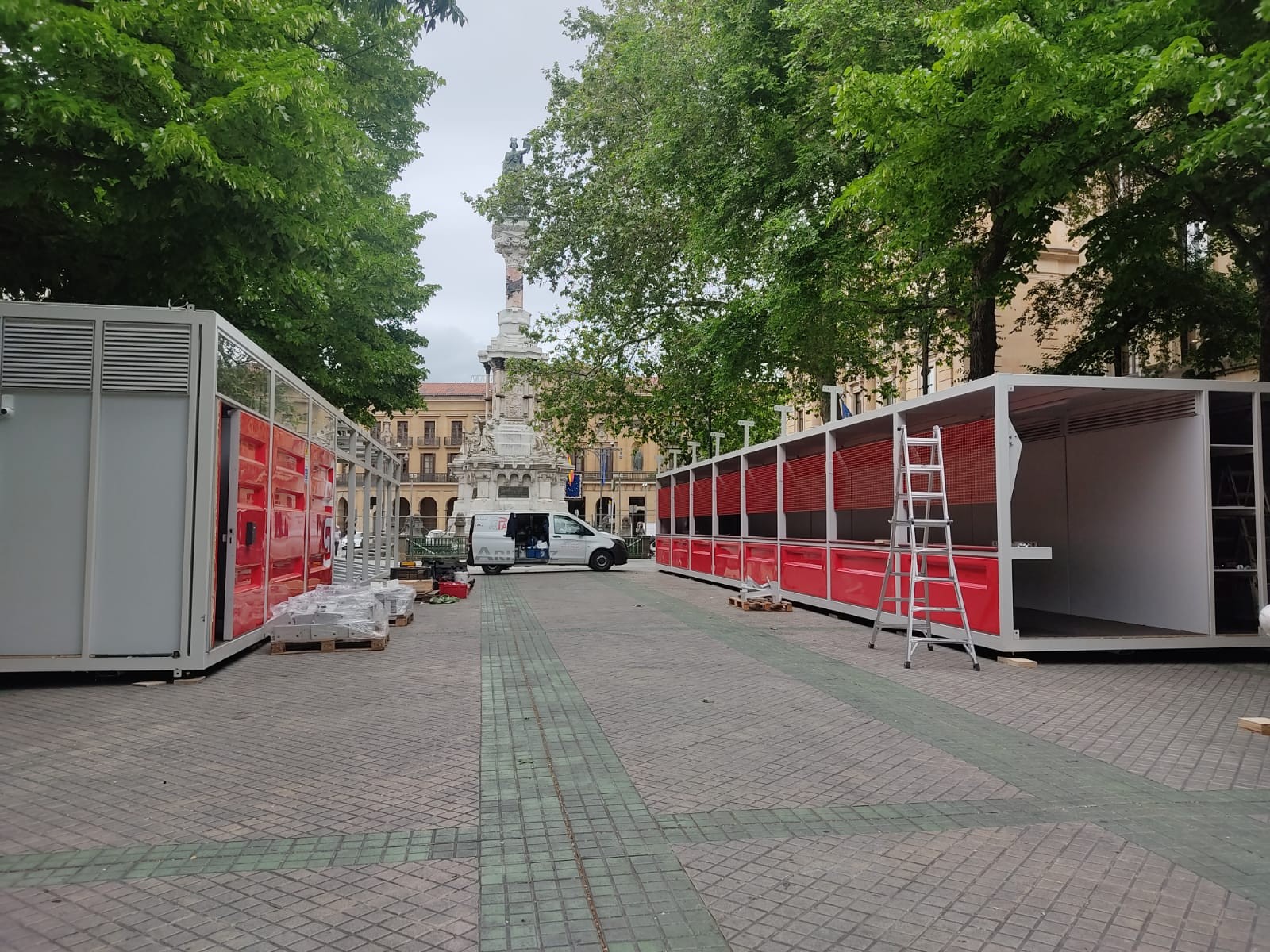 Hasi da Tonbolaren muntaia Sarasate pasealekuan