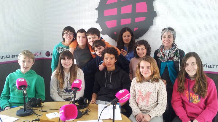 Erronkariko gaztetxoak Euskalerria Irratian bisitan