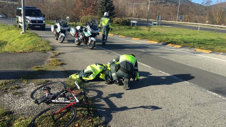 86 urteko txirrindulari bat zauritu da Ollokin, PA-30 errepidean erorita