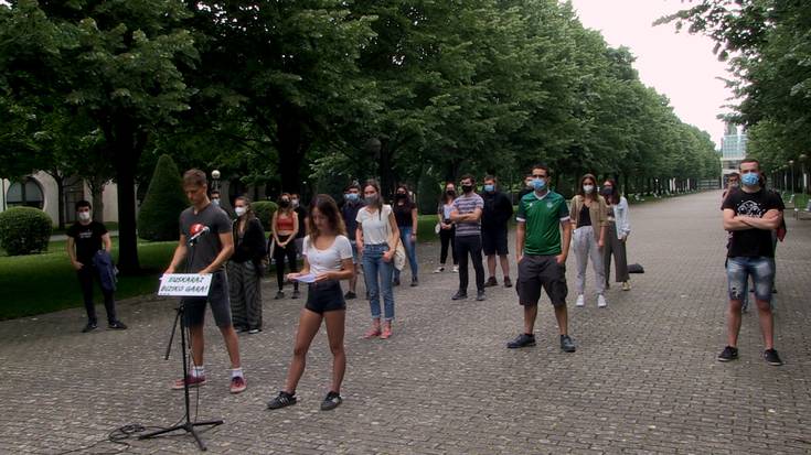 Euskararen aldeko borroka indartzeko deia egin dute hainbat gaztek