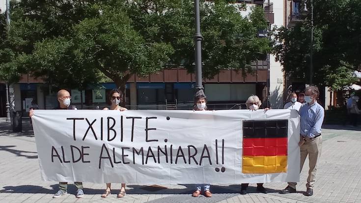 Atzerriko hizkuntzak euskararen gainetik jartzea leporatu dio AET taldeak Txibiteri