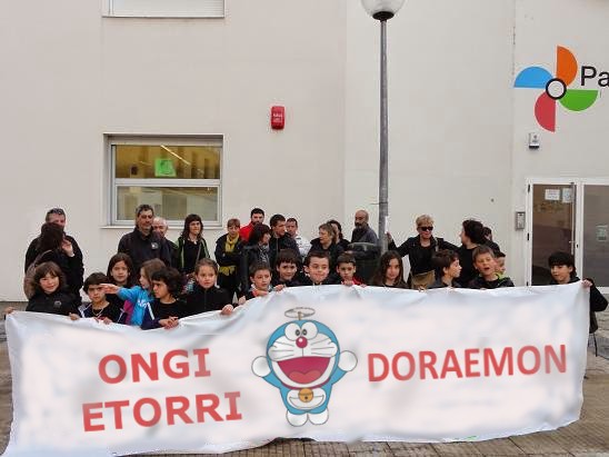 D ereduko ikasleek elkarretaratzeak egin dituzte Doraemoni ongietorria egiteko
