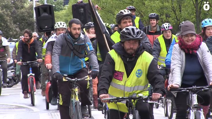 Dozenaka lagunek parte hartu dute gerren aurkako bizikleta martxan