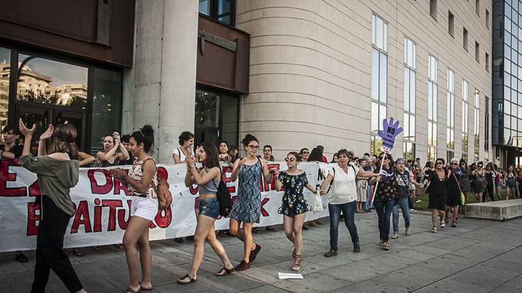 Biktimarengandik 500 kilometrotara bizi direlako utziko dituzte aske sanferminetako erasotzaileak