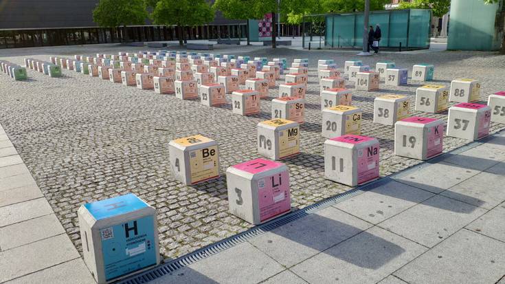 Taula periodiko erraldoia ezarri dute Baluarte Plazan